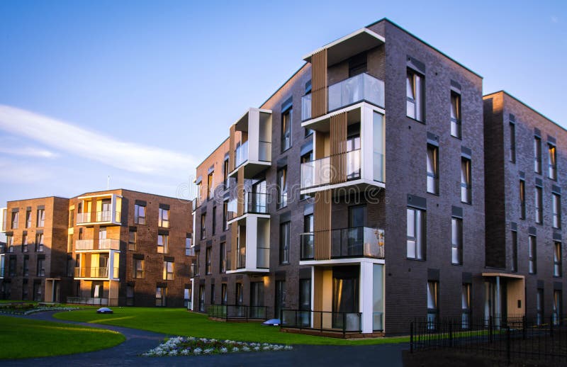 Ny modern lägenhetskomplex i Vilnius, Litauen, europeiskt byggnadskomplex för modern låg löneförhöjning med utomhus- lättheter royaltyfri foto