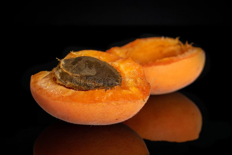 Ny orange aprikos som isoleras på svart exponeringsglas arkivbild Ny orange aprikos som isoleras på svart exponeringsglas arkivbild