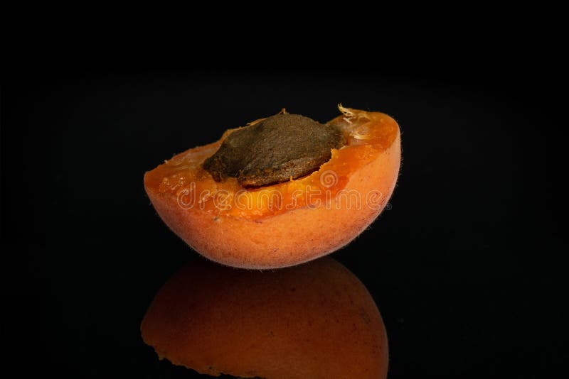 Ny orange aprikos som isoleras på svart exponeringsglas royaltyfri bild Ny orange aprikos som isoleras på svart exponeringsglas royaltyfri bild