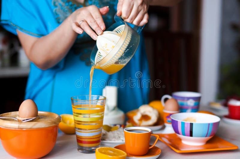 Ny orange fruktsaft för danande royaltyfri bild