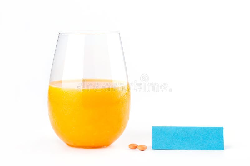Ny orange fruktsaft, mediciner och den tomma tältanmärkningen för tar omsorg arkivbild Ny orange fruktsaft, mediciner och den tomma tältanmärkningen för tar omsorg arkivbild