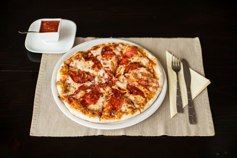 Ny pizza med salami arkivfoto. Bild av nytt, salami, foto 60740566