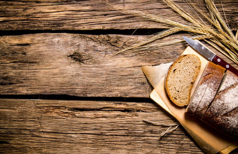 ny rye för brödöron trägrund tabell för djupfält arkivbild ny rye för brödöron trägrund tabell för djupfält arkivbild