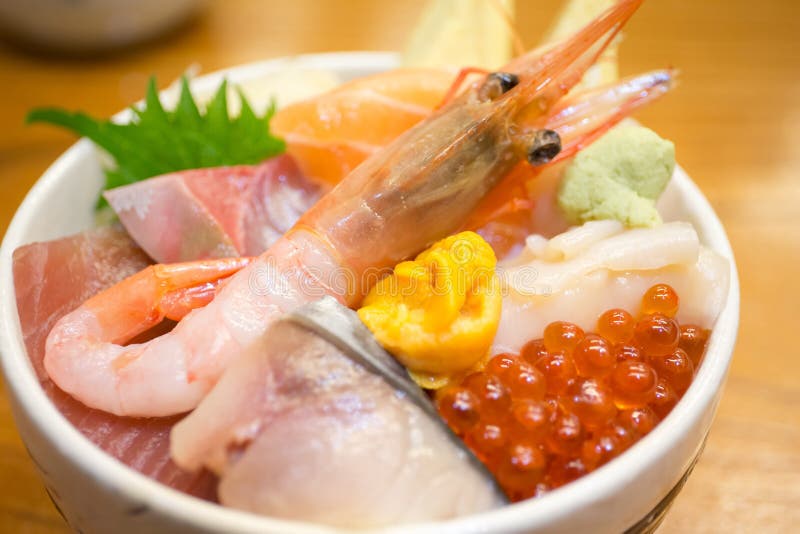 Ny räka och olika sorter av bunken för ris för rå fisk för sashimi fotografering för bildbyråer Ny räka och olika sorter av bunken för ris för rå fisk för sashimi fotografering för bildbyråer