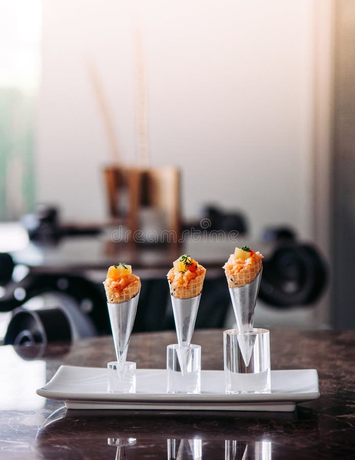 Ny rå jouicy Salmon Tartare med tomaten i modern idérik kokkonst för mini- dillandekottar arkivfoto Ny rå jouicy Salmon Tartare med tomaten i modern idérik kokkonst för mini- dillandekottar arkivfoto