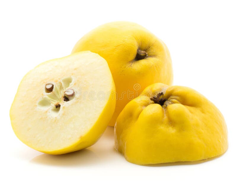 Ny rå kvitten på vit arkivfoton