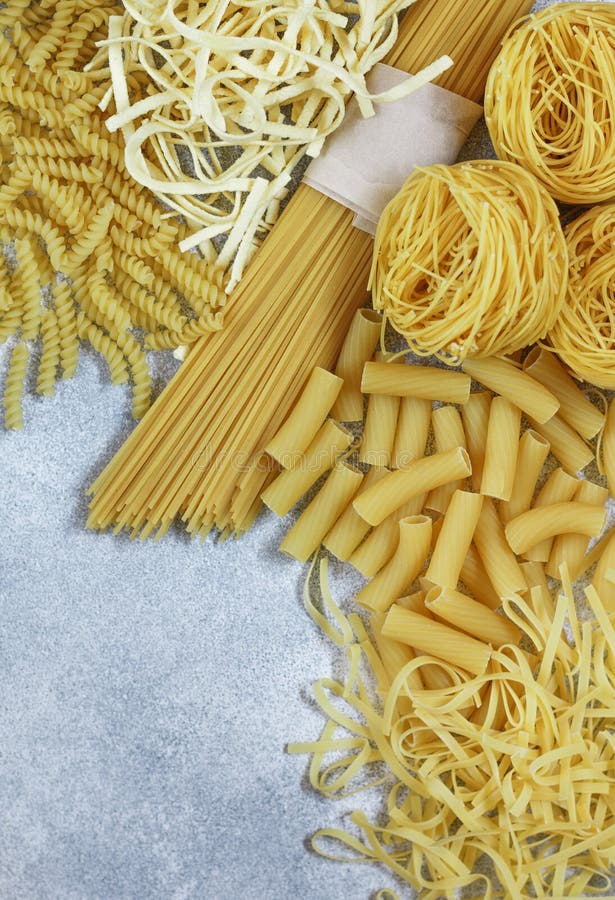 Ny rå pasta från helt kornmjöl royaltyfri fotografi Ny rå pasta från helt kornmjöl royaltyfri fotografi