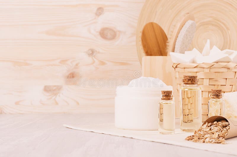 Ny samling för skönhetsmedel för kropp- och hudomsorgbrunnsort och naturlig badtillbehör i beige wood badrum royaltyfria foton