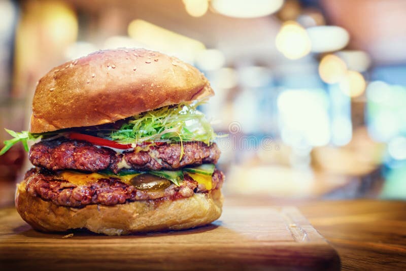 Ny smaklig hamburgare på trätabellen Hamburgaresnabbmatrestaura royaltyfri fotografi Ny smaklig hamburgare på trätabellen Hamburgaresnabbmatrestaura royaltyfri fotografi