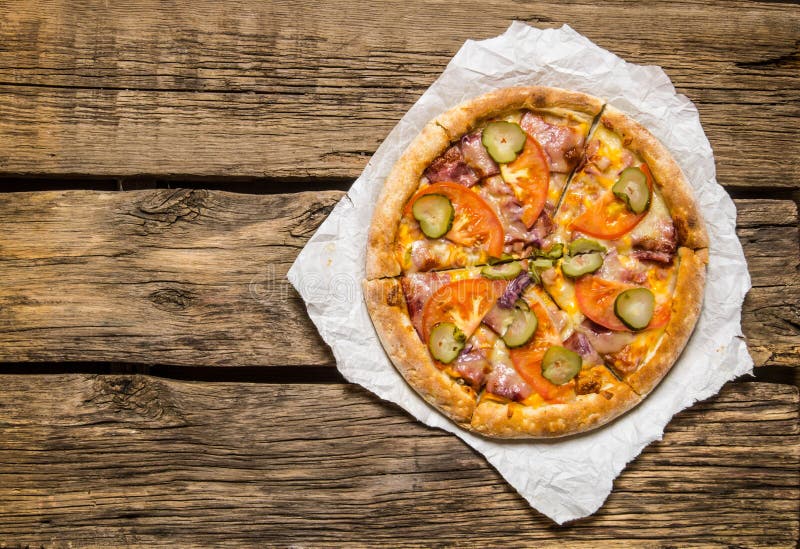 Ny smaklig pizza med tomater och skinka royaltyfri fotografi Ny smaklig pizza med tomater och skinka royaltyfri fotografi
