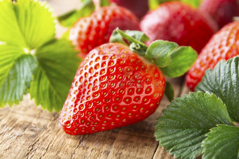 Ny smaklig sommarstrawberrie slut upp den mogna jordgubben på träbräde Ljus för sommardag royaltyfria foton Ny smaklig sommarstrawberrie slut upp den mogna jordgubben på träbräde Ljus för sommardag royaltyfria foton