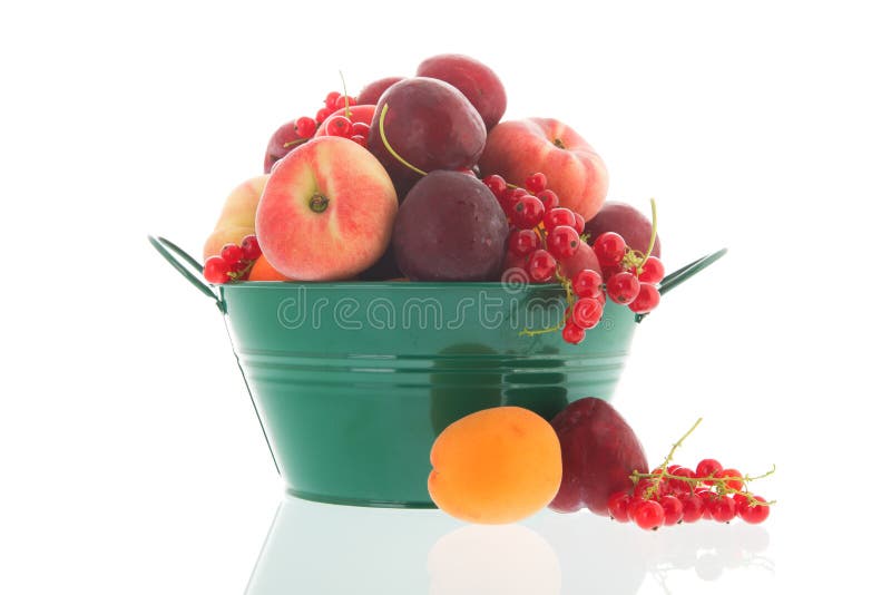 Ny sommarfrukt för grön hink arkivfoton