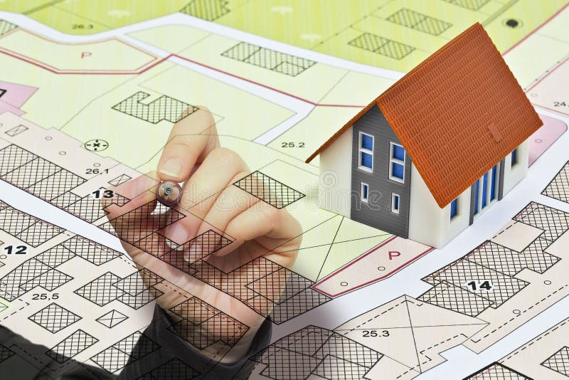 Ny tomtmark och fri tomtmark för byggverksamhet inom byggindustrin med bostadshus royaltyfria foton