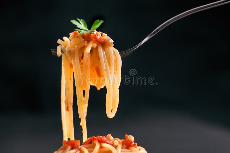Ny varm spagetti som slås in på gaffel