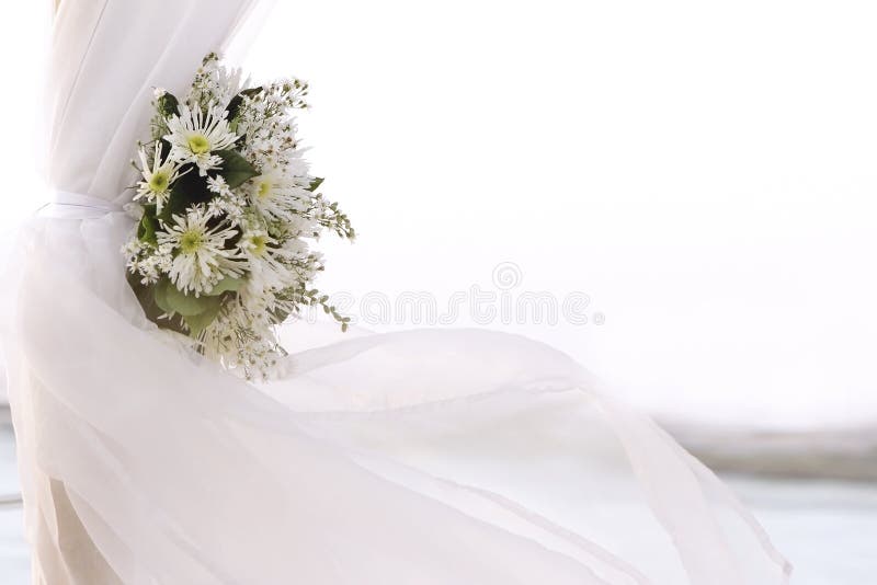 Ny vit blommar som bröllopgarnering på strand arkivbild Ny vit blommar som bröllopgarnering på strand arkivbild