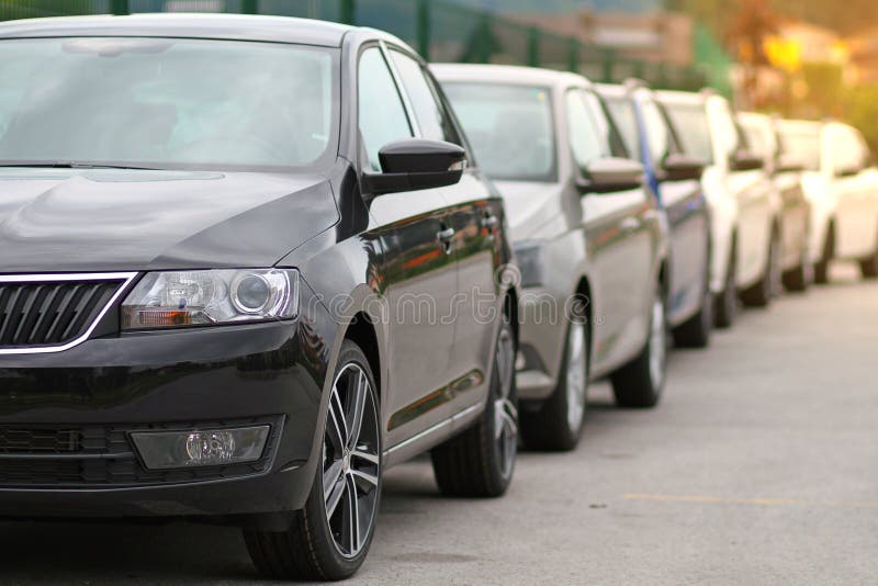 Nya bilar parkerade framme av en bil, motoriskt återförsäljarelager, shoppar i kö arkivfoton Nya bilar parkerade framme av en bil, motoriskt återförsäljarelager, shoppar i kö arkivfoton