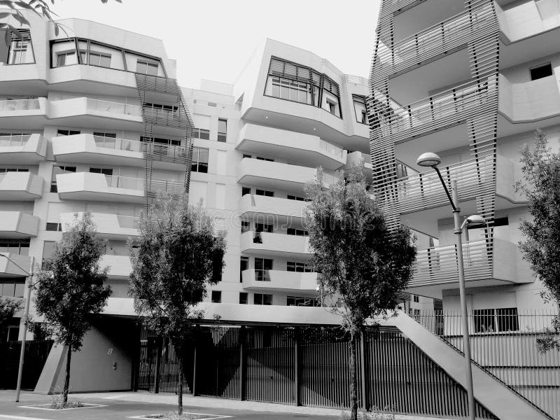 Nya bostads- byggnader i Milan, Italien i svartvitt royaltyfri foto Nya bostads- byggnader i Milan, Italien i svartvitt royaltyfri foto