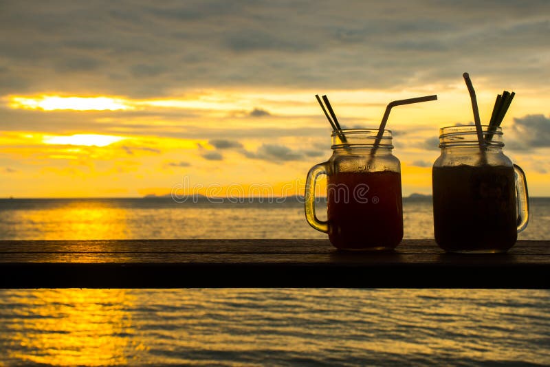 Nya coctails med ett tropiskt paradis sätter på land med solnedgången, Koh Samui, Thailand royaltyfri fotografi Nya coctails med ett tropiskt paradis sätter på land med solnedgången, Koh Samui, Thailand royaltyfri fotografi