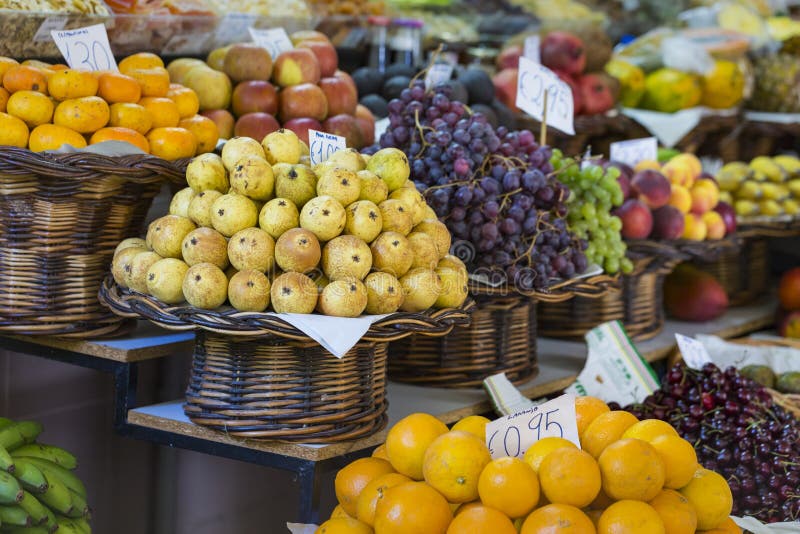 Nya exotiska frukter i Mercado Dos Lavradores funchal madeira royaltyfri bild Nya exotiska frukter i Mercado Dos Lavradores funchal madeira royaltyfri bild