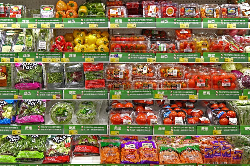 Nya grönsaker på supermarket royaltyfria bilder Nya grönsaker på supermarket royaltyfria bilder