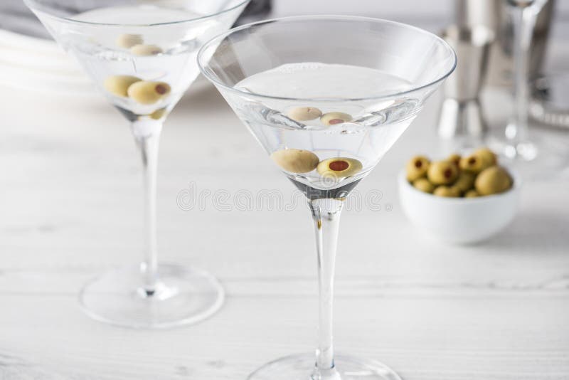 Nya hem- gjorda vodkamartini coctailar arkivbild Nya hem- gjorda vodkamartini coctailar arkivbild