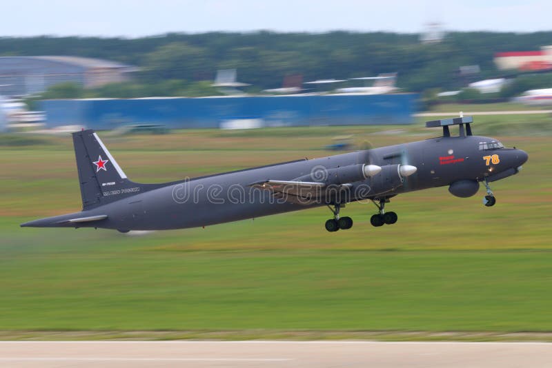 Nya Ilyushin IL-38N gör det första flyget i Zhukovsky, Moskvaregionen, Ryssland royaltyfria bilder Nya Ilyushin IL-38N gör det första flyget i Zhukovsky, Moskvaregionen, Ryssland royaltyfria bilder