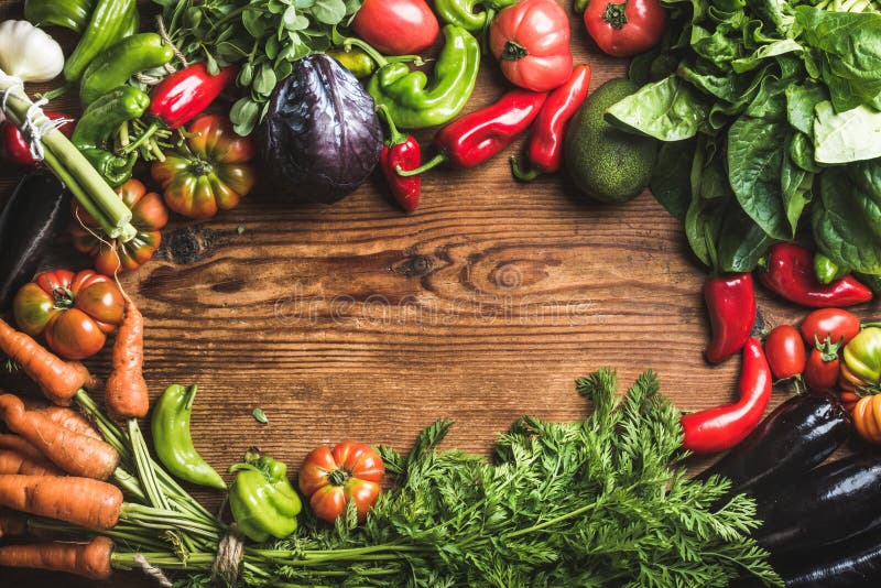 Nya ingredienser för rå grönsak för sund matlagning eller sallad som gör över lantlig wood bakgrund, bästa sikt, kopieringsutrymm arkivbild Nya ingredienser för rå grönsak för sund matlagning eller sallad som gör över lantlig wood bakgrund, bästa sikt, kopieringsutrymm arkivbild