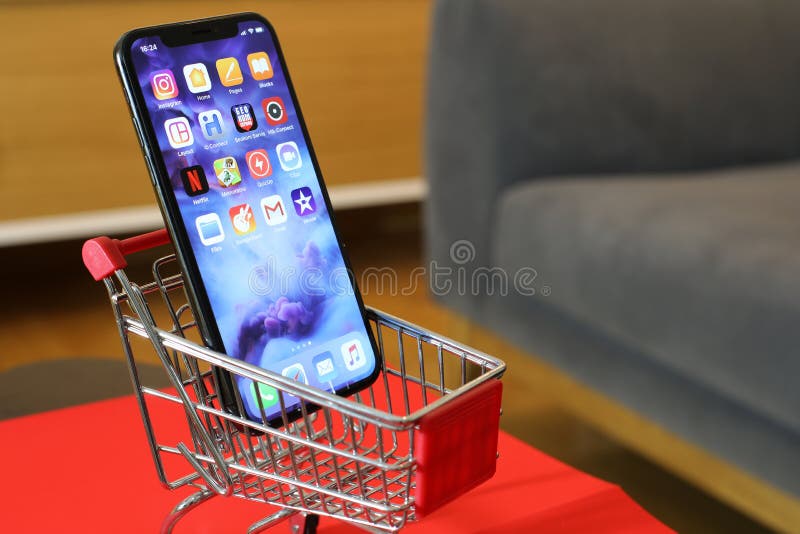 Nya Iphone X eller vagn för shopping tio royaltyfria bilder Nya Iphone X eller vagn för shopping tio royaltyfria bilder