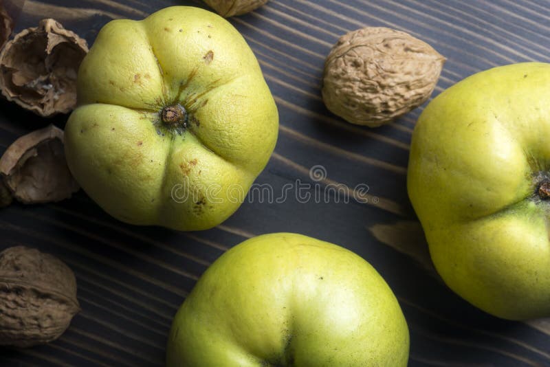 Nya kvittenfrukter på trätabellen arkivbild