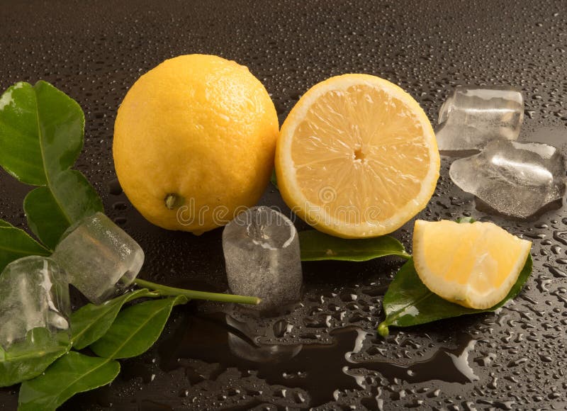 Nya limefrukter med sidor och iskuber royaltyfri bild Nya limefrukter med sidor och iskuber royaltyfri bild