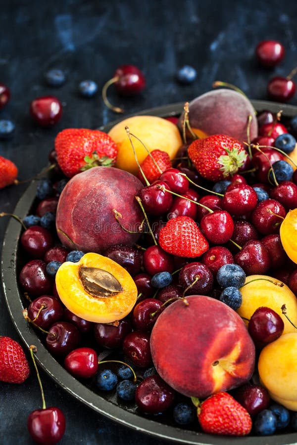 Nya mogna sommarbär och frukter royaltyfri fotografi