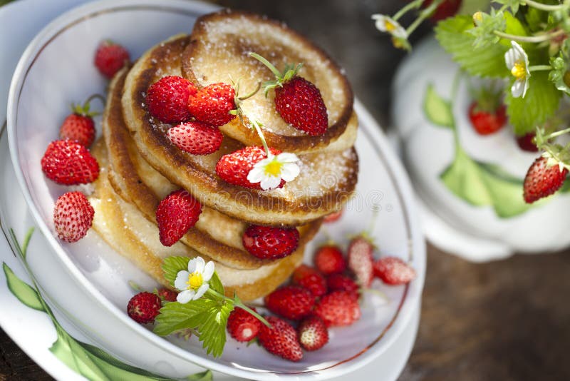 Nya pannkakajordgubbar royaltyfria foton