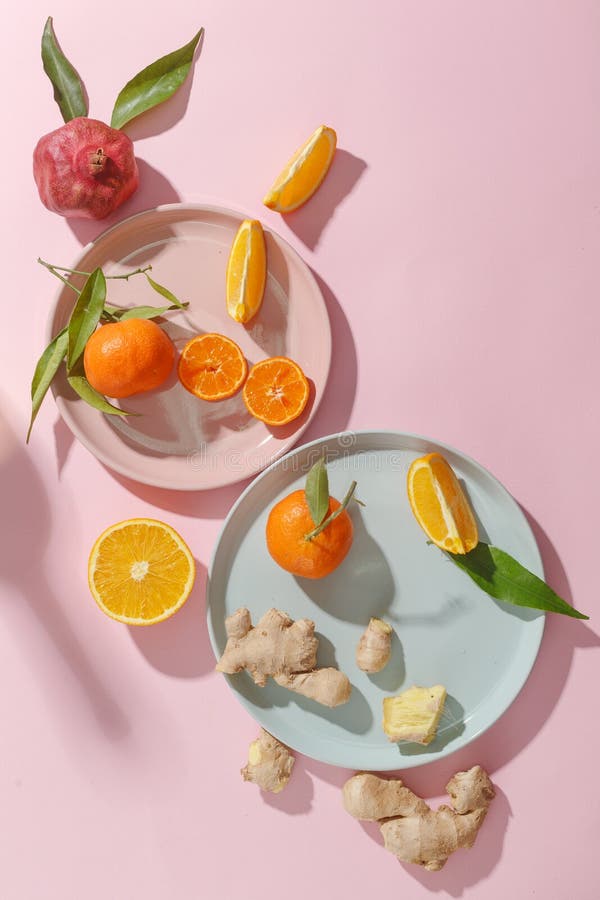 Nya saftiga tangerin, granatäpplen och skivade frukter på kulöra plattor på en rosa bakgrund Sommarlynne, sund mat Top beskådar royaltyfria foton Nya saftiga tangerin, granatäpplen och skivade frukter på kulöra plattor på en rosa bakgrund Sommarlynne, sund mat Top beskådar royaltyfria foton