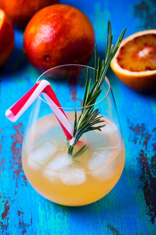 Nya sammanpressade coctail för orange fruktsaft och blodapelsiner, tequila p arkivbilder Nya sammanpressade coctail för orange fruktsaft och blodapelsiner, tequila p arkivbilder