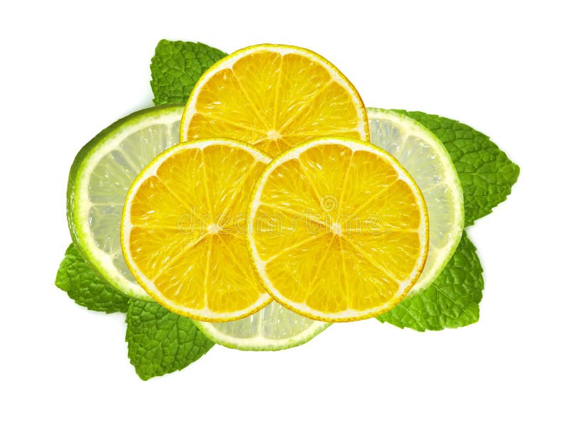 Nya skivor limefrukt och citron med bladmintkaramellen på vit arkivfoton Nya skivor limefrukt och citron med bladmintkaramellen på vit arkivfoton