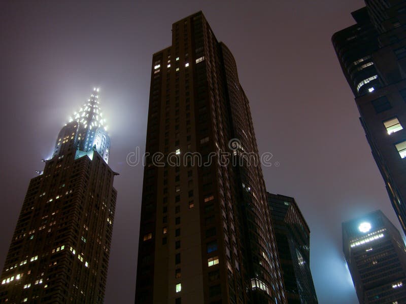 Nya skyskrapor york för stad. New York City skyskrapor på natten på en dimmig afton i midtownen Manhattan