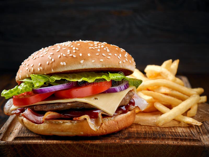 Nya smakliga hamburgare- och fransmansmåfiskar arkivfoto Nya smakliga hamburgare- och fransmansmåfiskar arkivfoto