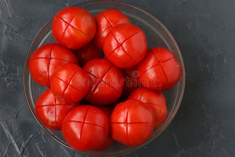 Nya tomater med snitt Förberedelse för att göra vit arkivfoto Nya tomater med snitt Förberedelse för att göra vit arkivfoto