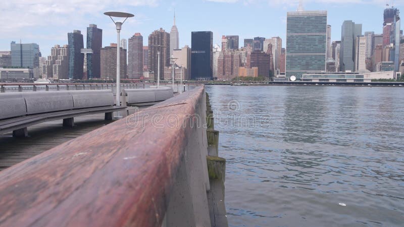 Nya yorks vattenfront skyline manhattan mittstadens skyskrapor. cityscape från drottningar. Nya yorks vattenfront skyline manhattan mittstadens byggnader riverfront skyskrapprar vid östra flodvatten. Långöglor från vattensidan av cityscape view gantry plaza. Sammanstående statsarkitektur.