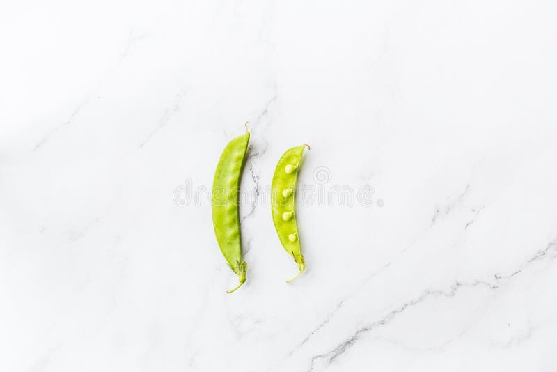 Nya ?rtor som ligger p? vit, marmorerar bakgrund Lekmanna- l?genhet olivgr?n f?r olja f?r k?k f?r kockbegreppsmat ny ?ver h?lland arkivbilder Nya ?rtor som ligger p? vit, marmorerar bakgrund Lekmanna- l?genhet olivgr?n f?r olja f?r k?k f?r kockbegreppsmat ny ?ver h?lland arkivbilder