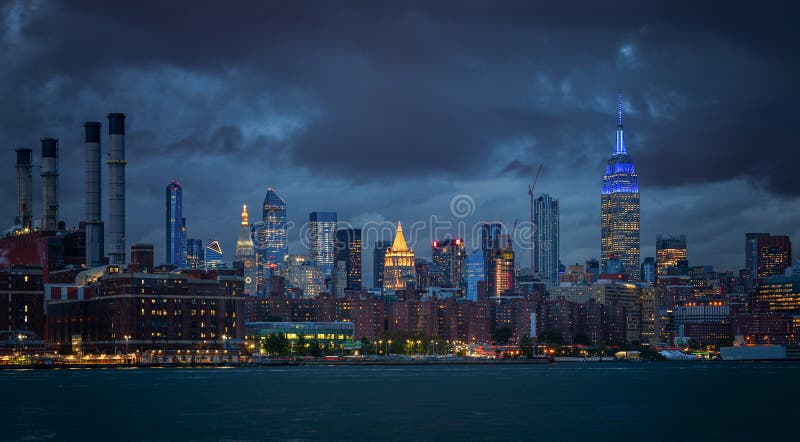 Mây đen khối núi trên nền trời xanh đầy sức mạnh của thành phố New York sẽ khiến bạn cảm thấy như đang đối mặt với một cơn bão. Hãy cùng thưởng thức bức ảnh tuyệt vời này!