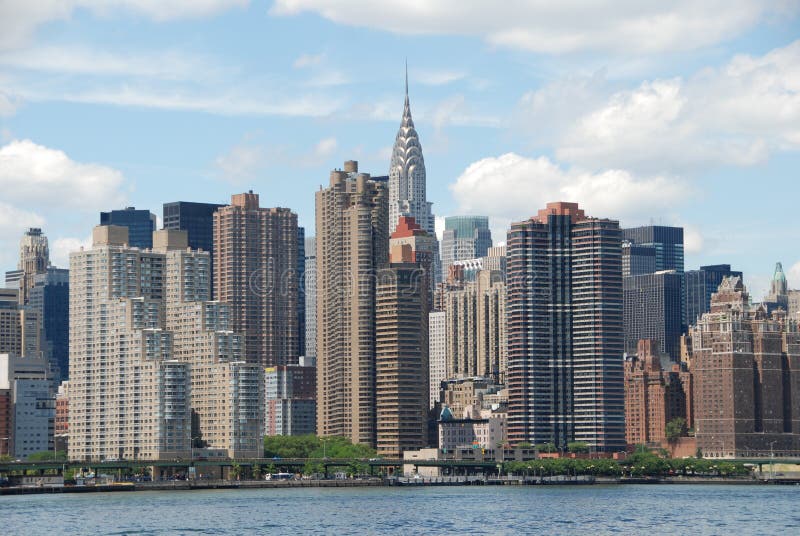 NYC: Ideia da skyline do leste de Manhattan do Midtown imagens de stock NYC: Ideia da skyline do leste de Manhattan do Midtown imagens de stock