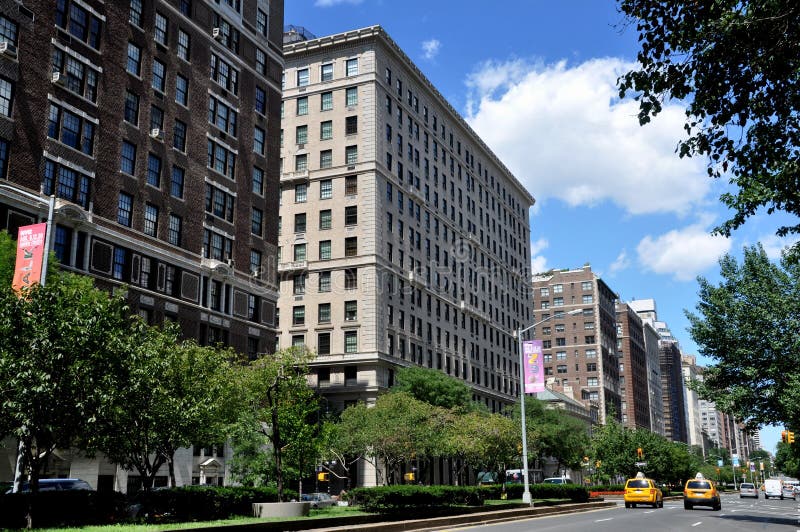 NYC : Immeubles d'avenue de stationnement photo stock NYC : Immeubles d'avenue de stationnement photo stock