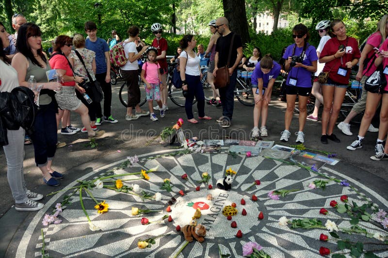 NYC: John Lennon imagina o mosaico imagem de stock NYC: John Lennon imagina o mosaico imagem de stock