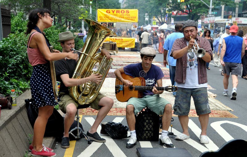 Executores Da Rua Que Cantam E Que Jogam a Música Em New York Foto  Editorial - Imagem de arte, alma: 61623336