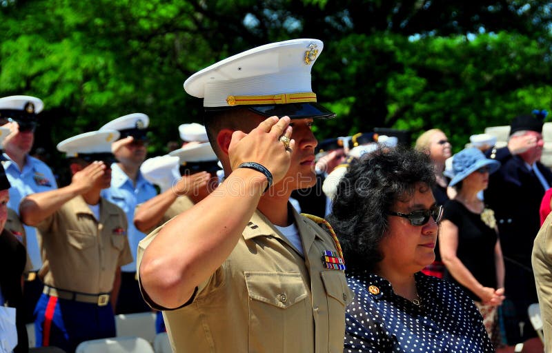NYC: Marine Saluting a cerimonia di Memorial Day immagini stock NYC: Marine Saluting a cerimonia di Memorial Day immagini stock