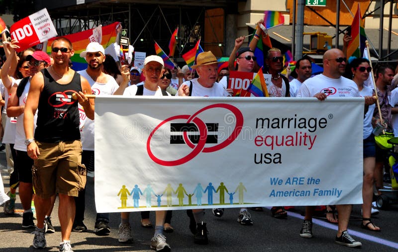 NYC: Małżeństwo równości maszerujący w Homoseksualnej dumy paradzie obrazy royalty free NYC: Małżeństwo równości maszerujący w Homoseksualnej dumy paradzie obrazy royalty free