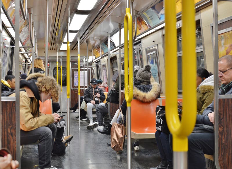 NYC-Metro zet de Ondergrondse MTA Trein het Aankomen Post New York om