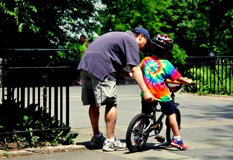 NYC: Ojca nauczania syn Jechać bicykl fotografia royalty free NYC: Ojca nauczania syn Jechać bicykl fotografia royalty free