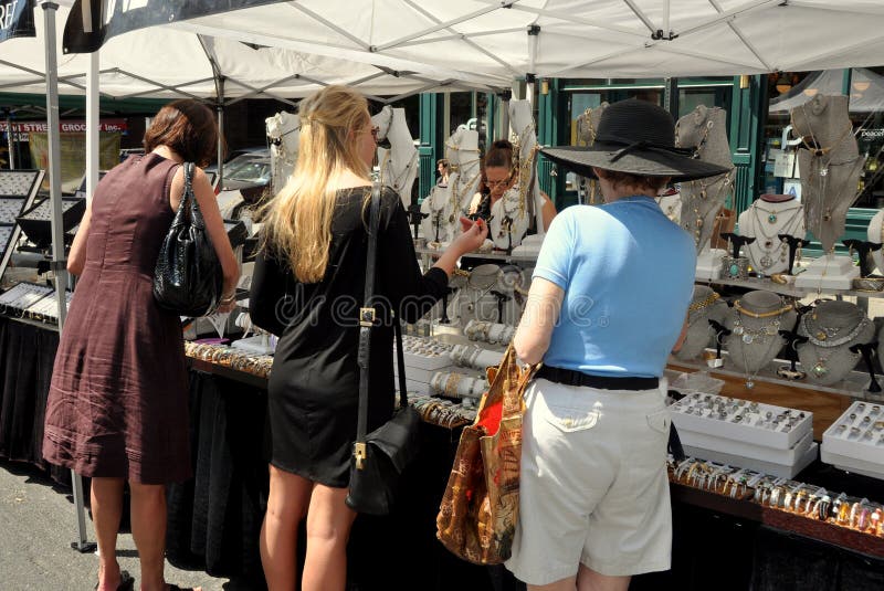 NYC: Shopping för tre kvinna på gatafestivalen royaltyfri bild NYC: Shopping för tre kvinna på gatafestivalen royaltyfri bild